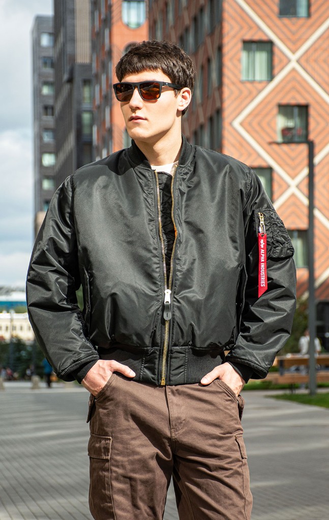 Alpha Industries — бомбер MA-1 в городском образе