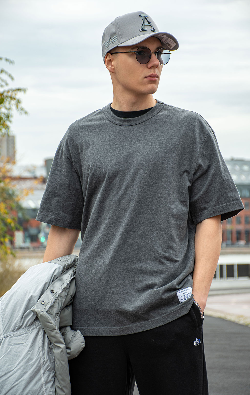 Мужская футболка Alpha Industries в городском образе