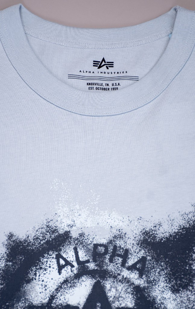 Крупный план ткани и внутренней маркировки Alpha Industries